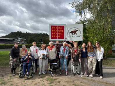 Koně propojují generace. Uskutečnil se první Den seniorů na SŠDSaJ.